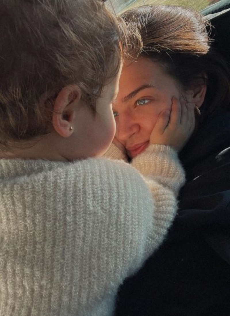 Laura Escanes se come a besos a su hija Roma en su último vídeo.