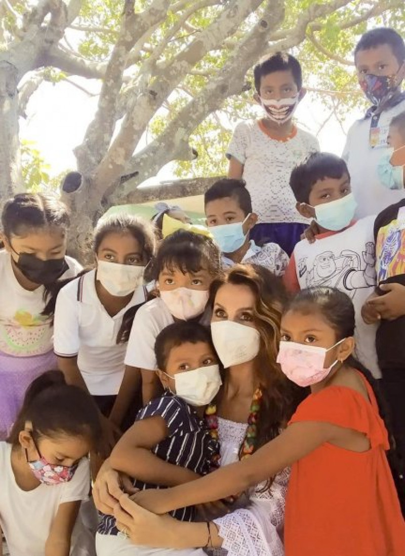 Paloma Cuevas, muy cariñosa con los niños a los que amadrinó en México. 