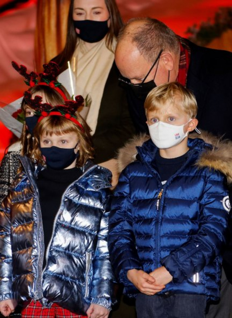 El príncipe Alberto II estuvo pendiente de sus hijos durante la inauguración del mercado navideño.