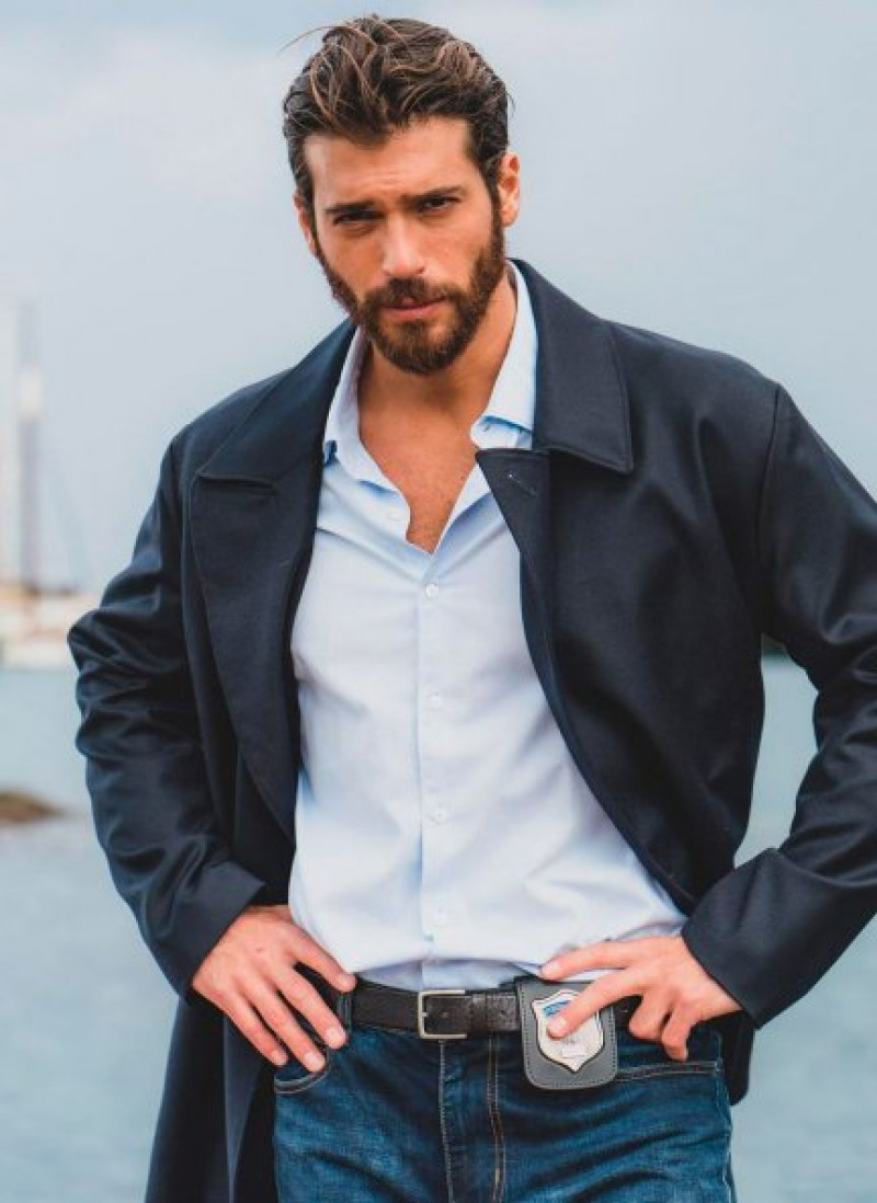 Can Yaman ha conocido a su nuevo amor en el rodaje de 'Viola come il mare'.