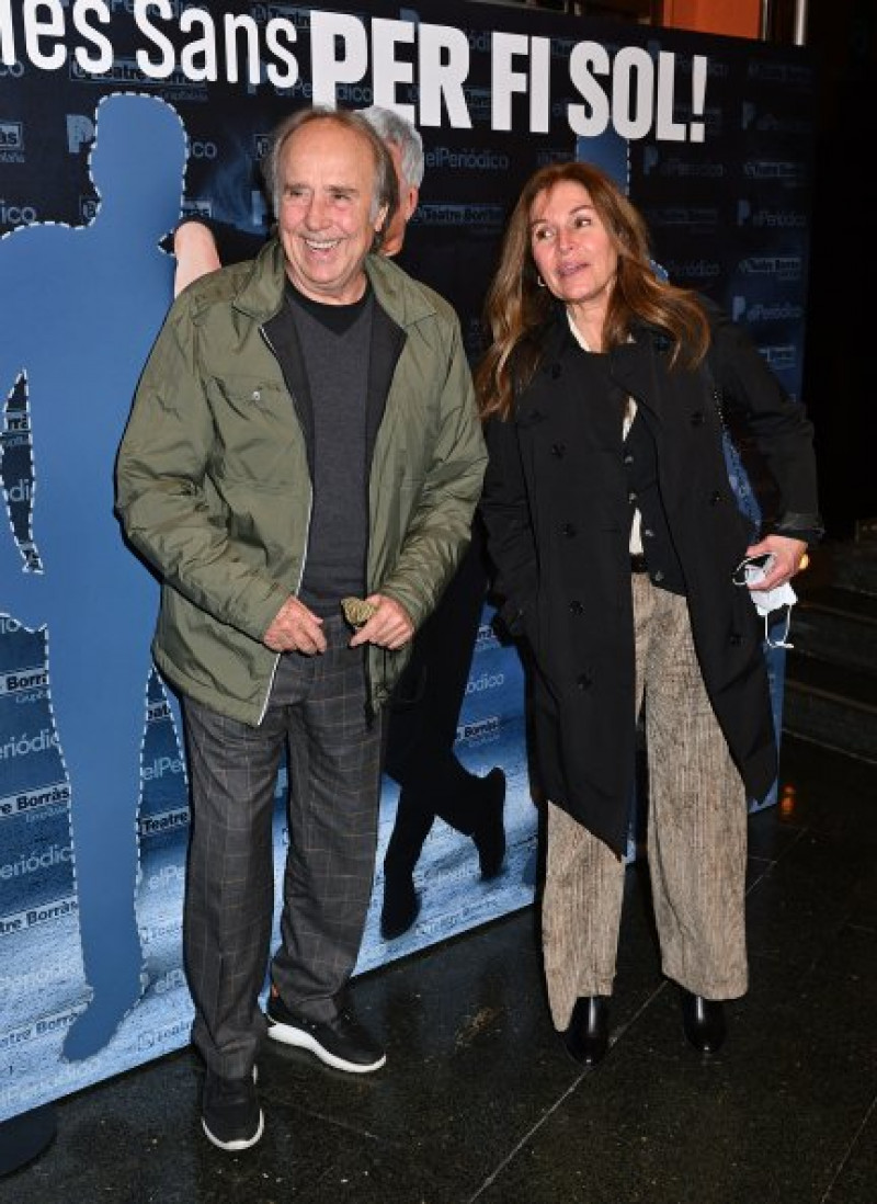 El cantautor Joan Manuel Serrat y su esposa son padres de dos hijas que los han hecho abuelos.