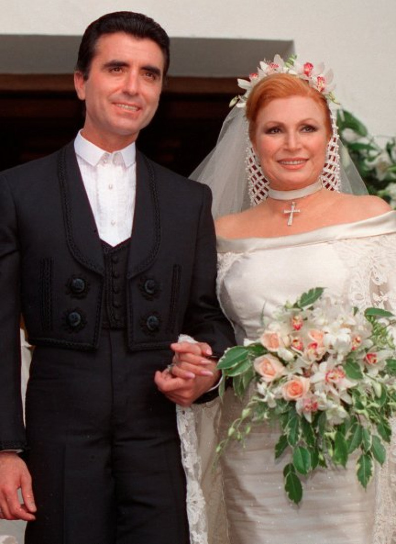 Rocío Jurado no usó uno de los tres vestidos que tenía preparados para su boda con Ortega Cano, en 1995.