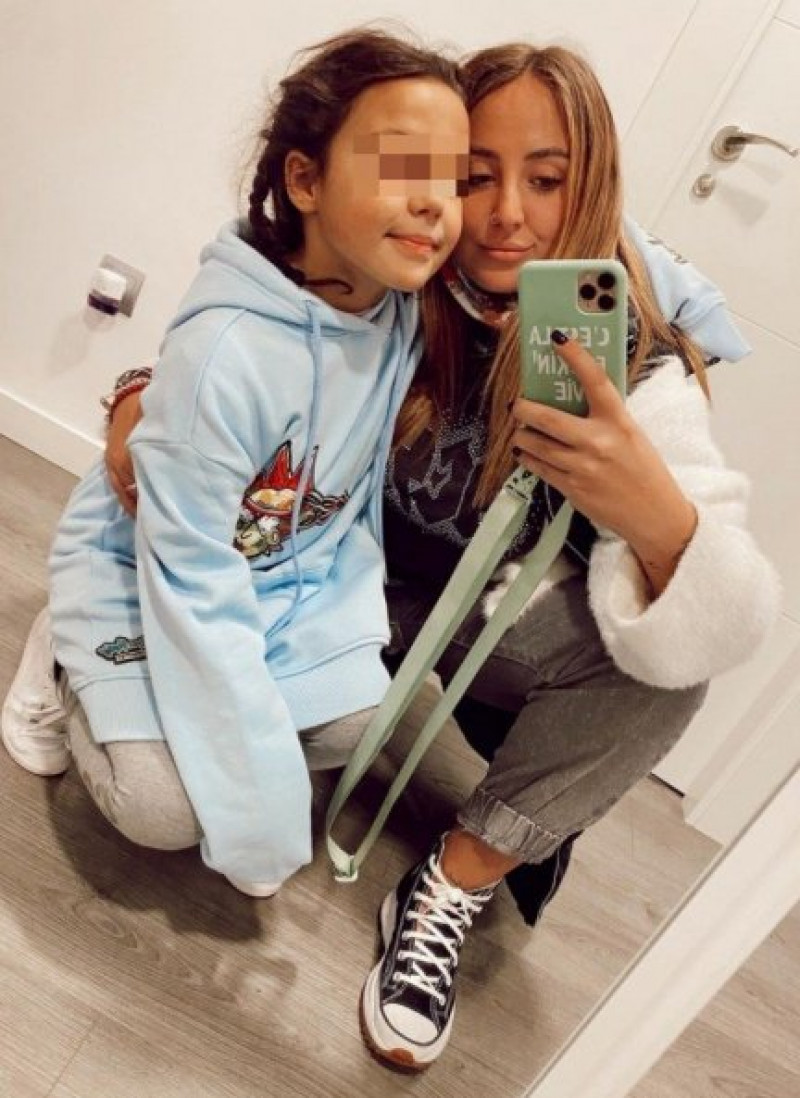 Rocío Flores junto a su hermana pequeña Lola (@rotrece).