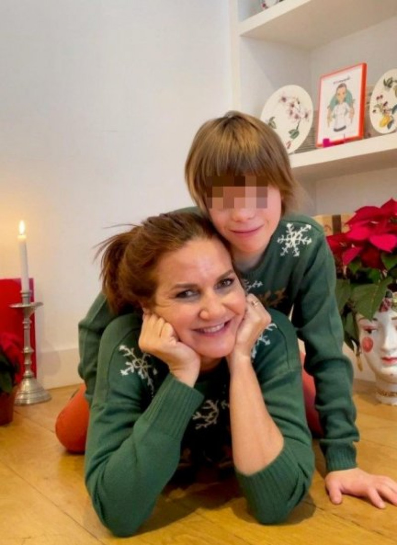 Samantha Vallejo-Nágera y su hijo Roscón en un posado navideño en su cuenta de Instagram (@samyspain).