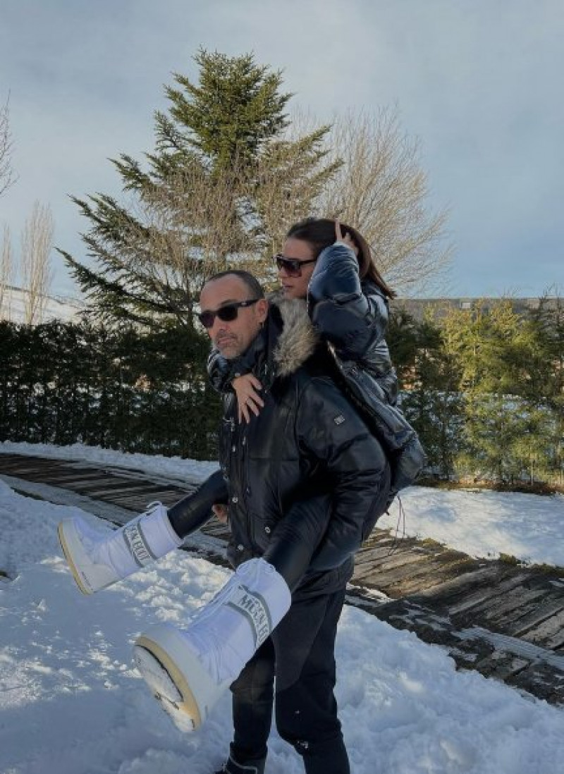 Laura Escanes, Risto y su hija Roma están pasando unos días en un exclusivo hotel barcelonés.