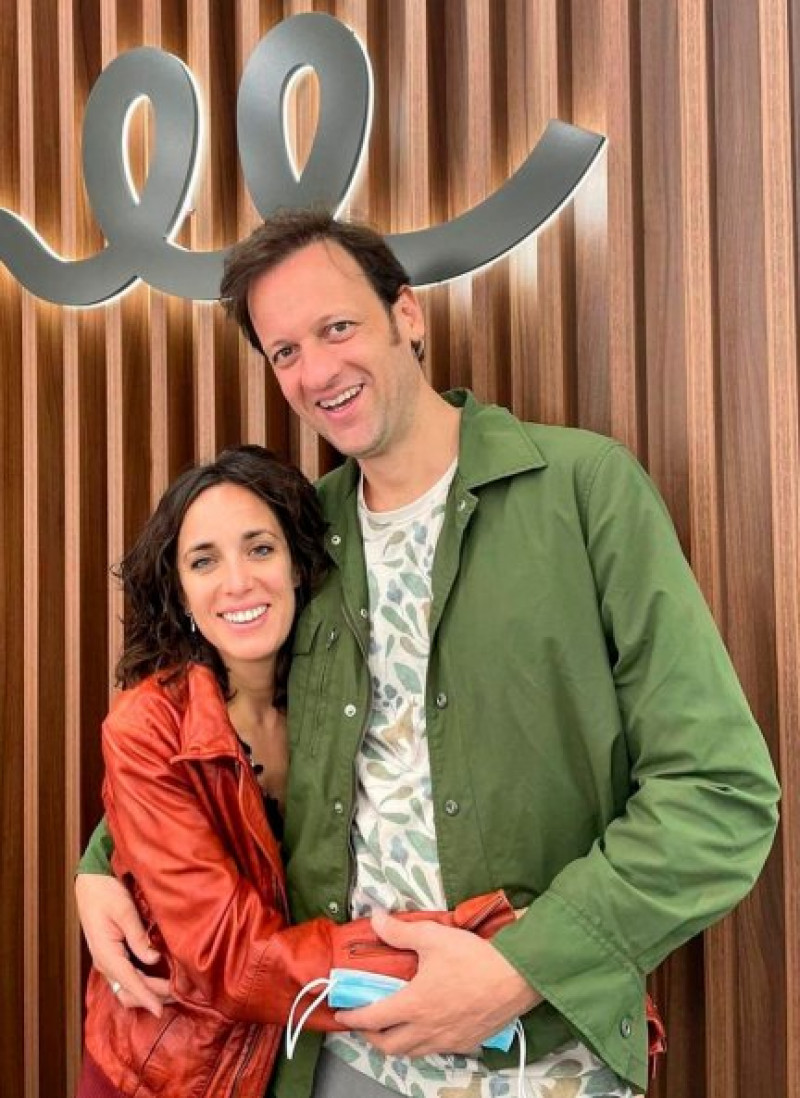 Cristina y Edu se conocieron gracias a DeLaRoom, la banda del humorista. En unos meses, repetirán como papás.