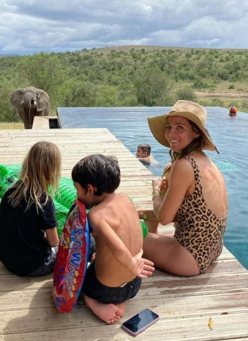 Elsa Pataky posando junto a sus hijos durante sus vacaciones (@elsapatakyconfidential).