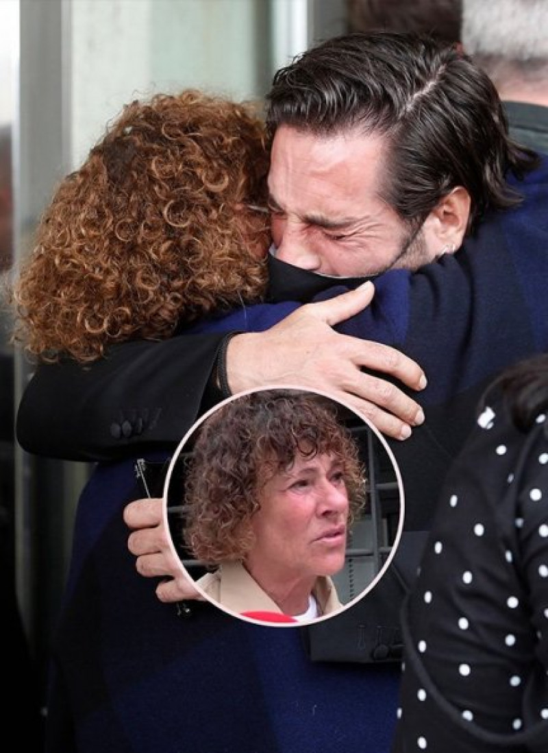 Rosa, durante el velatorio de su hijo, fundiéndose en un emotivo abrazo con David, al que ha defendido en televisión.