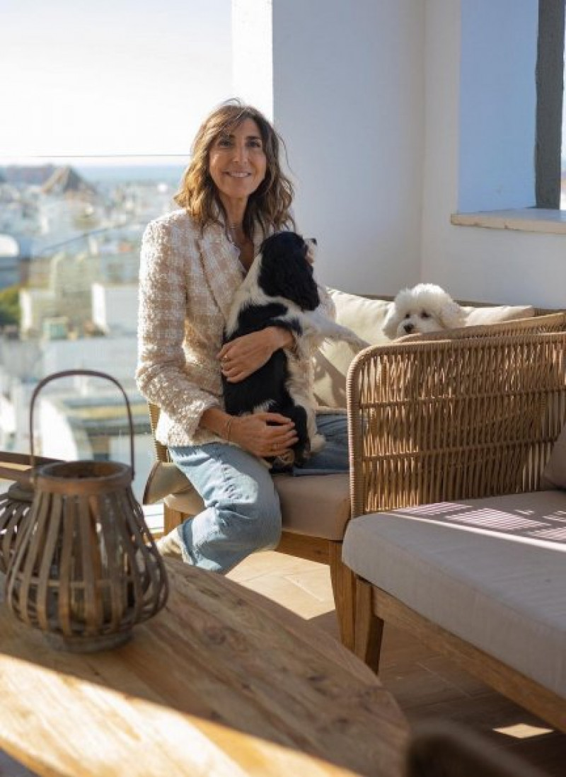 Paz abre las puertas de su piso con vistas al mar.