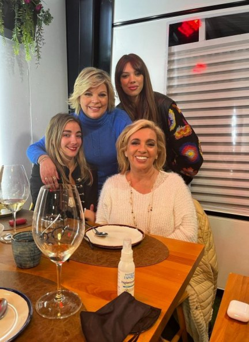 El posado de Carmen Borrego, Terelu Campos, Alejandra Rubio y Carmen Almoguera (@carmenborregocampos).
