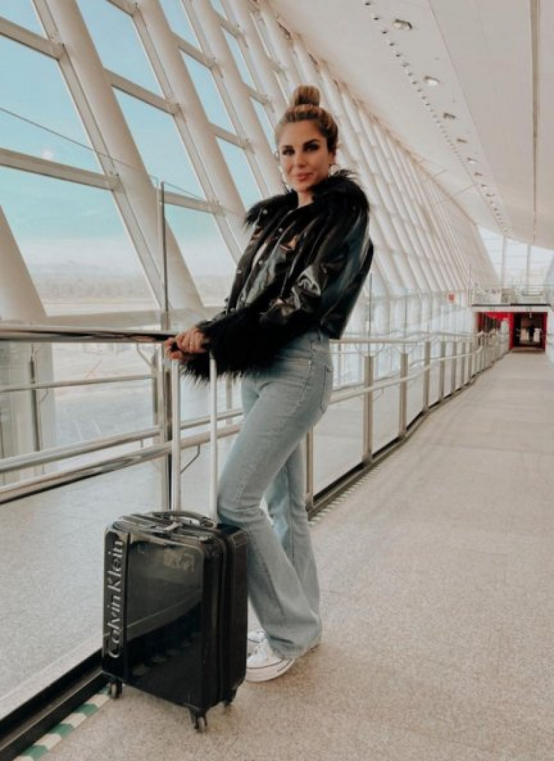 Ivana Icardi, en el aeropuerto, lista para viajar a Uruguay (@ivannaicardi).