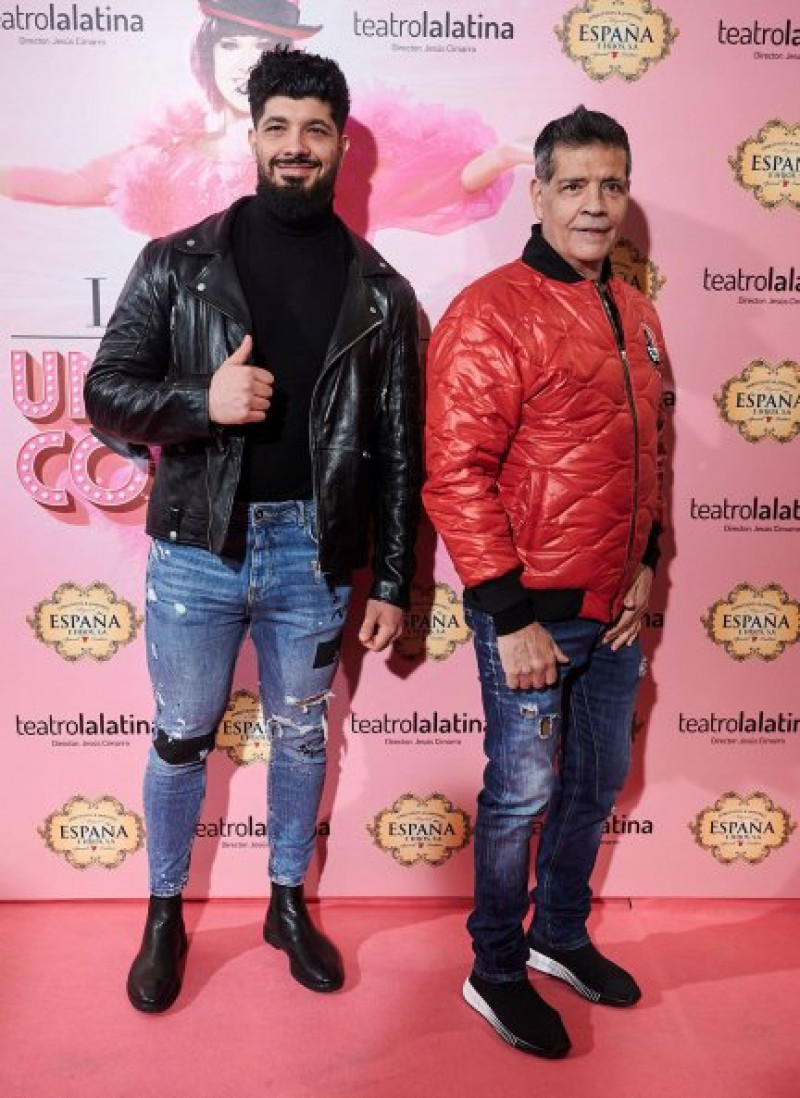 José asistió con su hijo, Enrique Salazar, al estreno de la obra de Loles. 