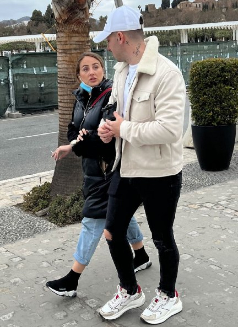 Rocío Flores y Manuel Bedmar paseando por Málaga el día antes de que se supiera que Manuel habría podido serle infiel a la hija de Rociíto con una joven llamada Laura.