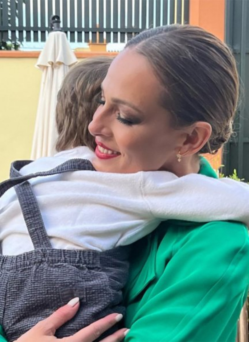 Eva abraza con cariño a su hijo Cayetano, que ya tiene 4 años,
