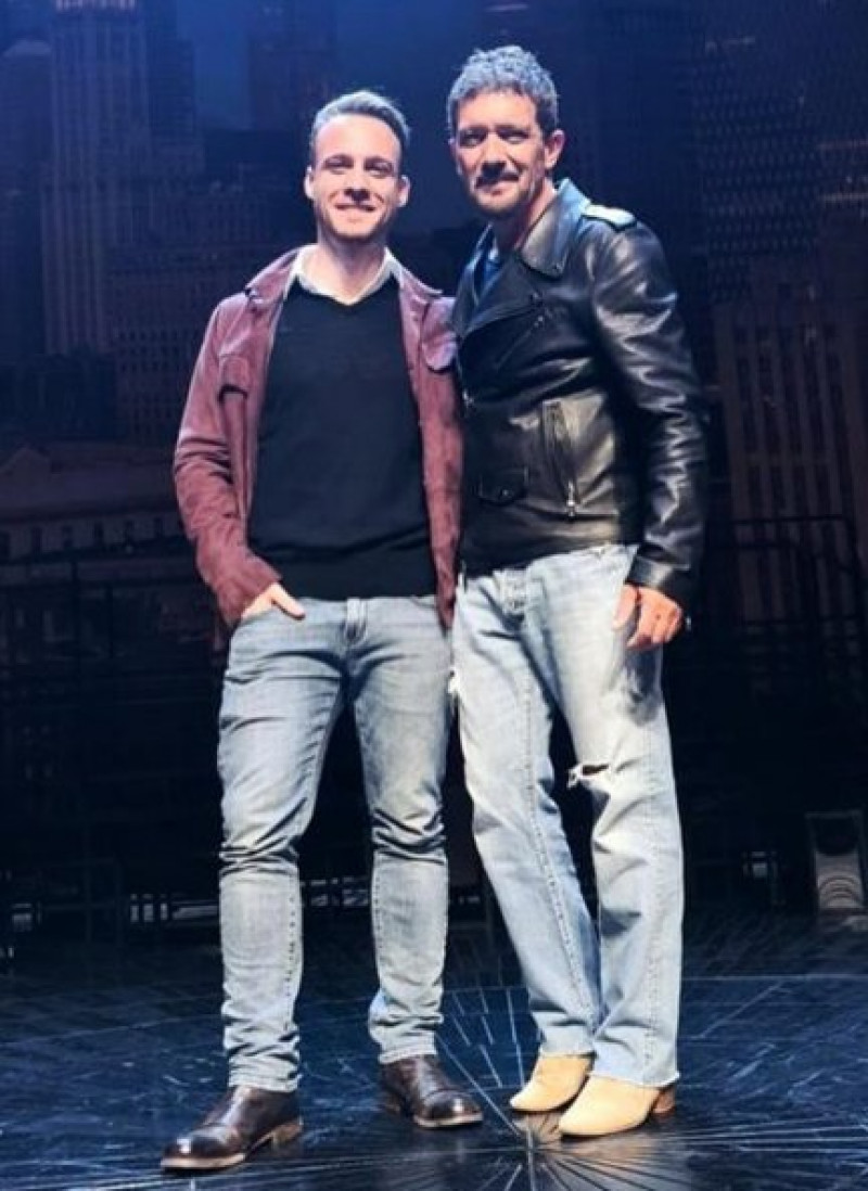 Kerem Bürsin y Antonio Banderas han posado juntos en el teatro (@antoniobanderas).