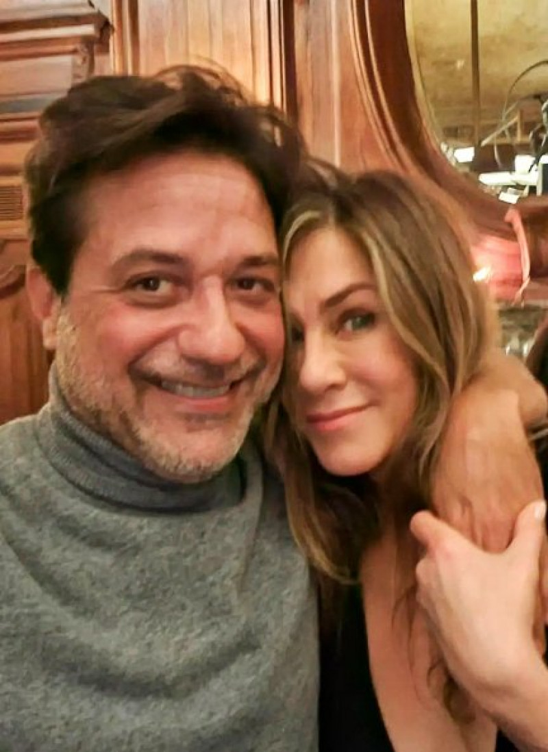 Enrique Arce y Jennifer Aniston, posando ante la cámara. 