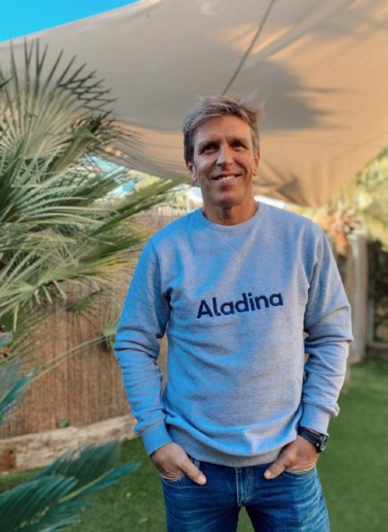 El Cordobés posa con una sudadera de la Fundación solidaria Aladina.