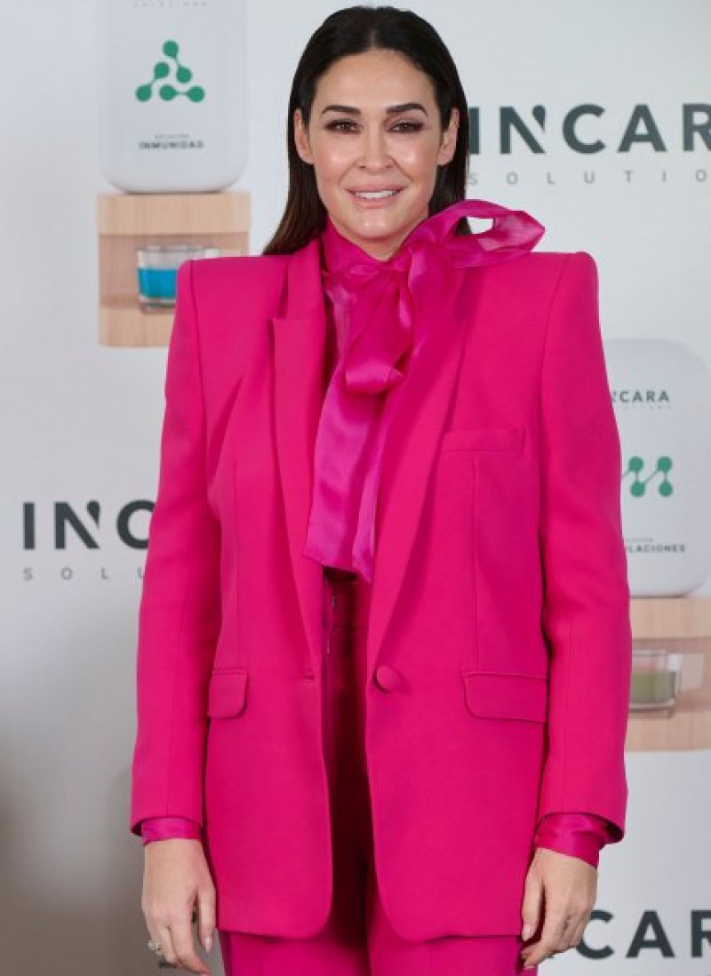 Vicky Martín Berrocal lució un traje pantalón en color fucsia.