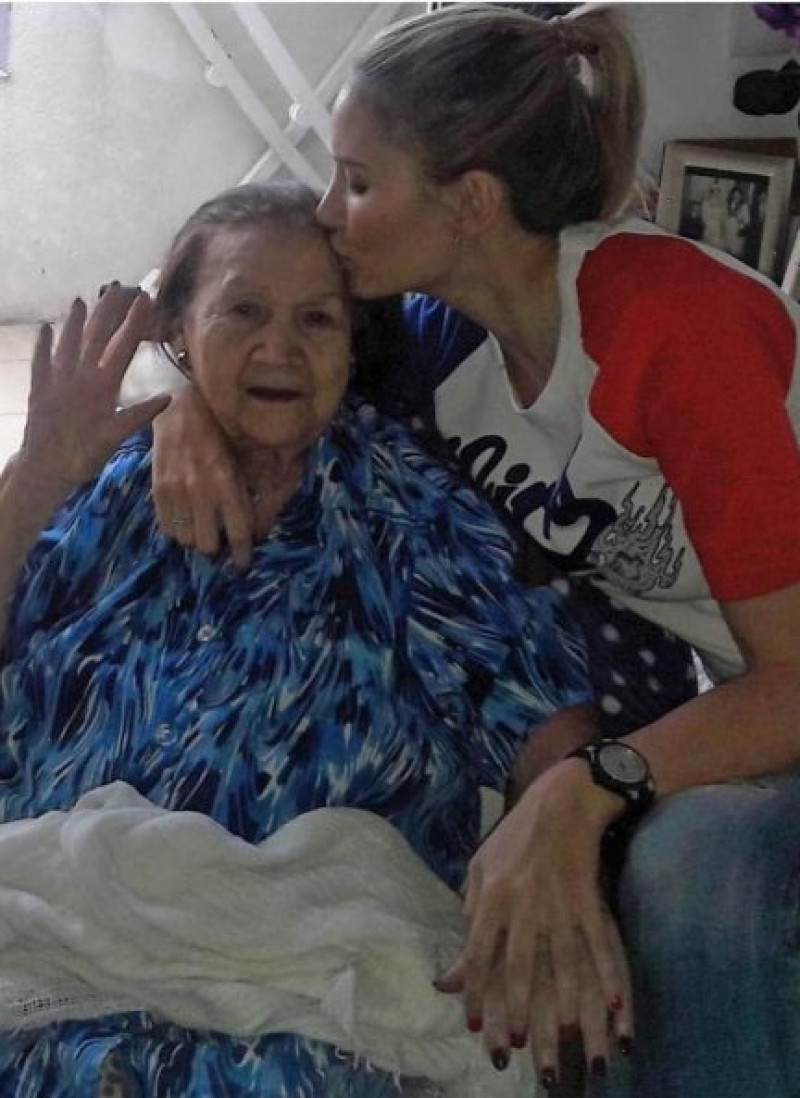 Una tierna imagen de Alba con su abuela.