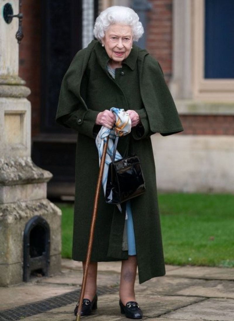 En enero, Isabel II ya llevaba bastón.