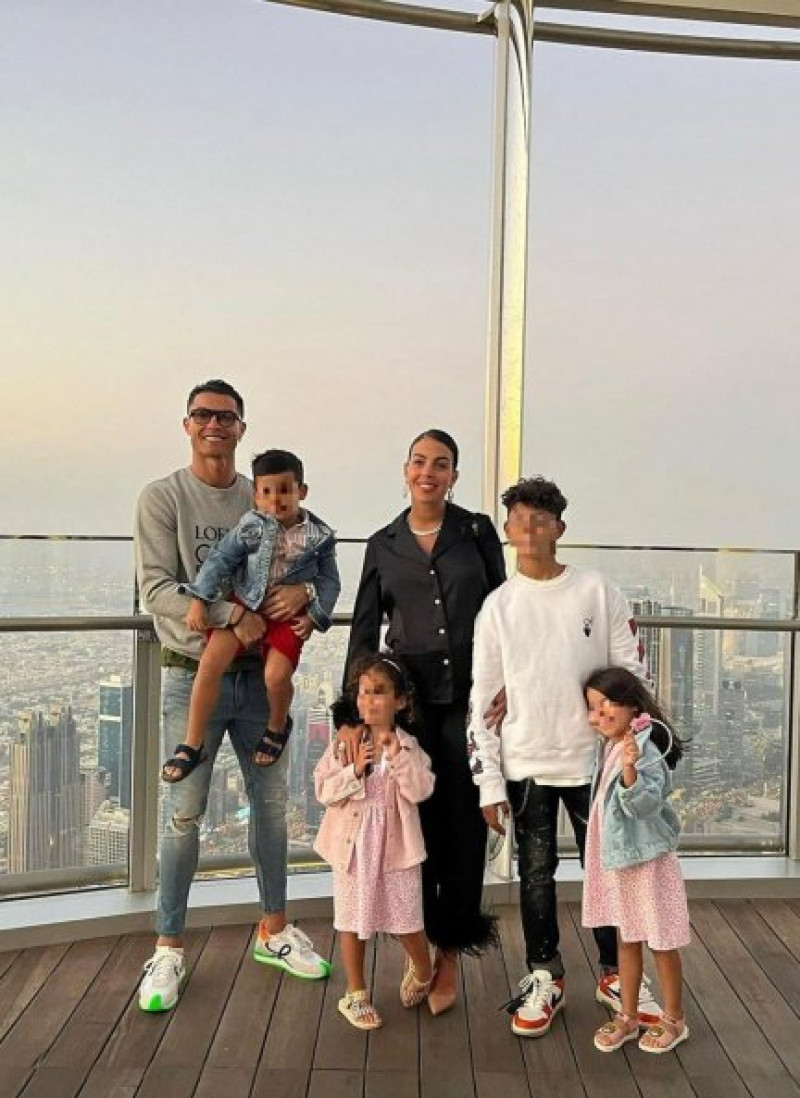 Cristiano Ronaldo y su familia, en la celebración del cumpleaños de Georgina (@georginagio).