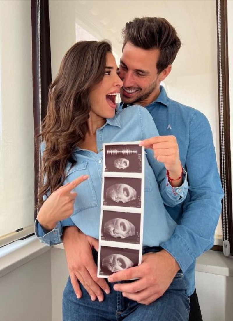 La pareja presumiendo de ecografía.