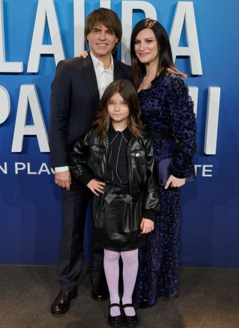 Laura Pausini con su esposo, Paolo Carta, y la hija de ambos, Paola.