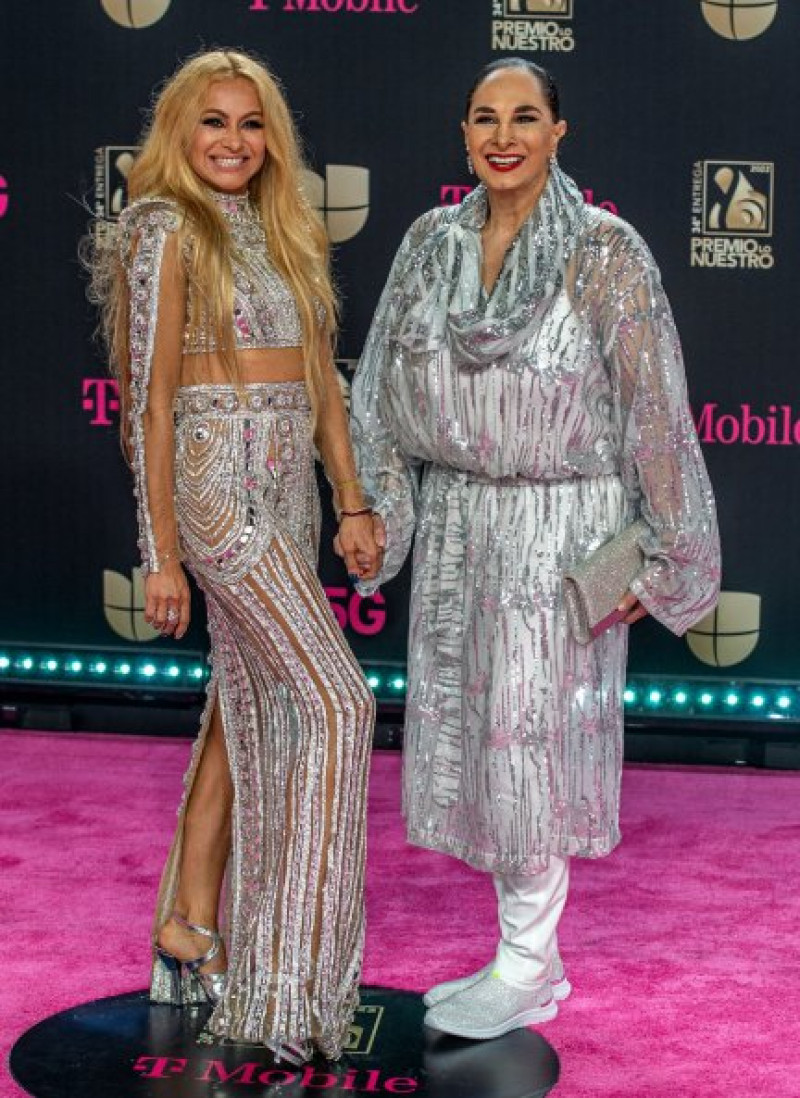 Paulina Rubio y su madre acudieron juntas a unos premios en febrero.