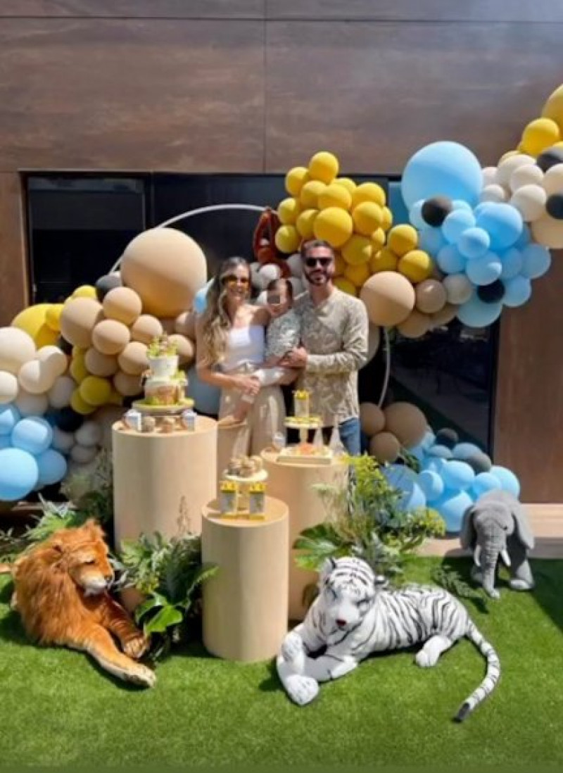 Lorena y René con su hijo en su fiesta de cumpleaños.