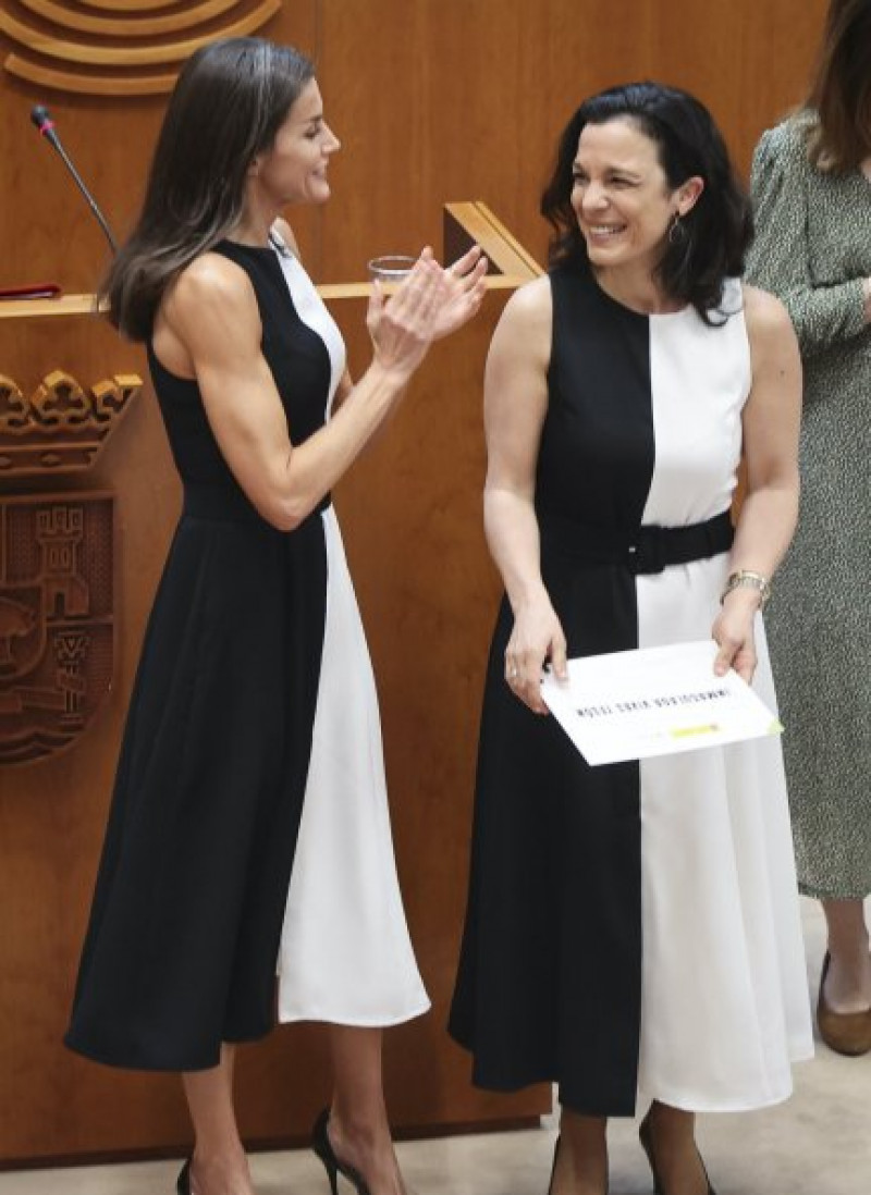 El vestido bicolor de la reina Letizia donde quedan al descubierto sus brazos.