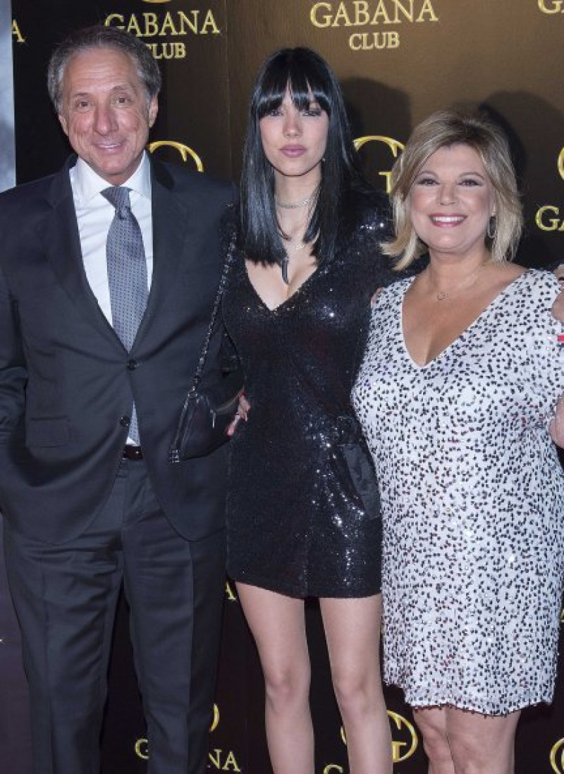 Alejandra Rubio junto a sus padres, Terelu Campos y Alejandro Rubio.