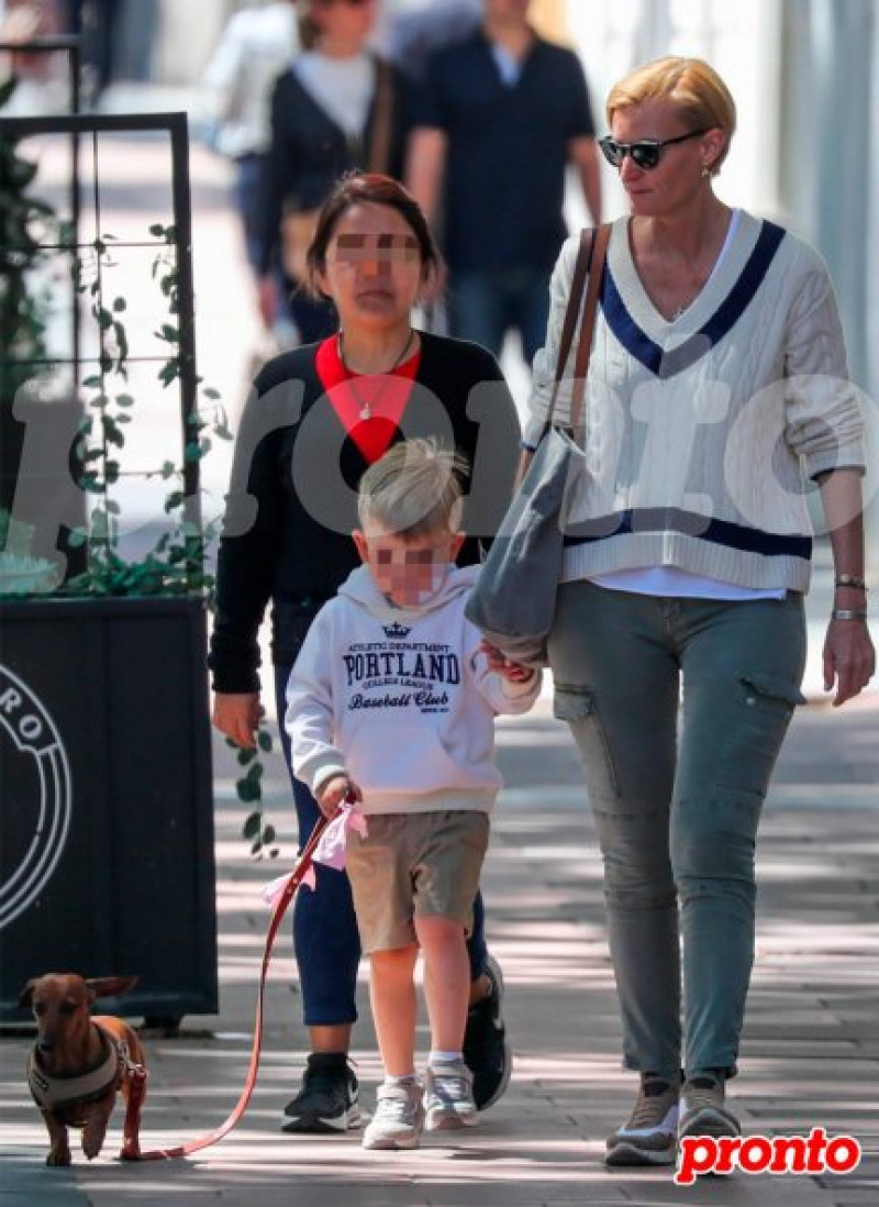 María, de paseo con su hijo, Carlos, y su perrita, Zeta.