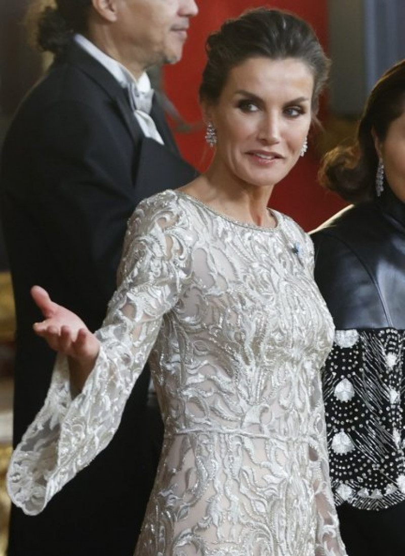 La Reina Letizia ha escogido un vestidazo para una cena de gala.