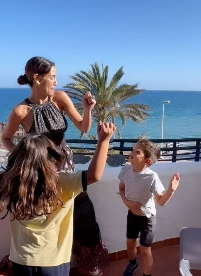 Tamara Gorro divirtiéndose junto a sus dos hijos (@tamara_gorro).