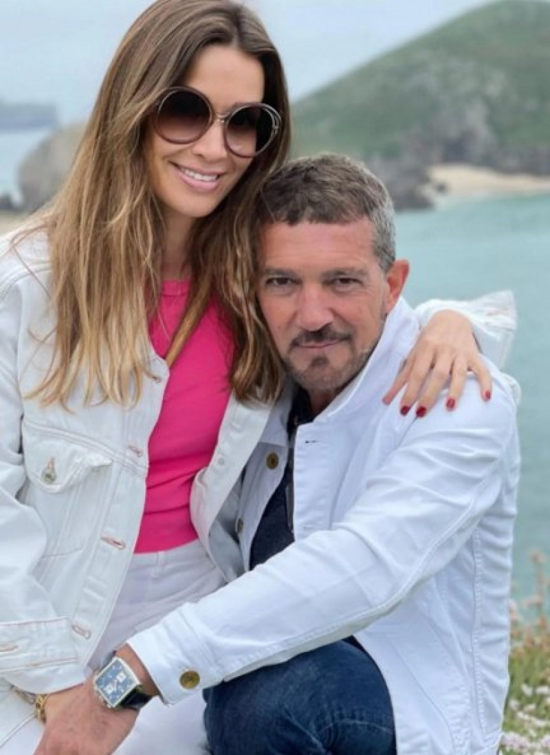 Antonio Banderas y Nicole Kimpel, muy románticos en su viaje.
