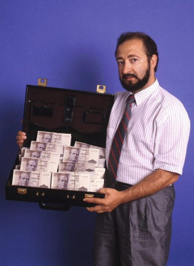 El director de tu Revista Pronto, Antonio Gómez Abad, posando con uno de los muchísimos premios que hemos entregado. 