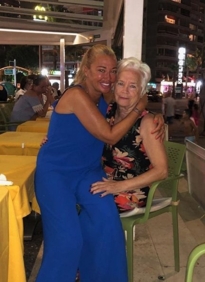 Belén Esteban y su madre en Benidorm (@belenestebanmenendez).