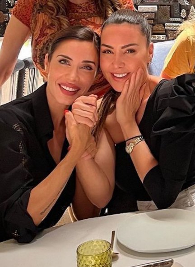 Pilar Rubio ha ido a la boda de Vania y su pareja, Julián.