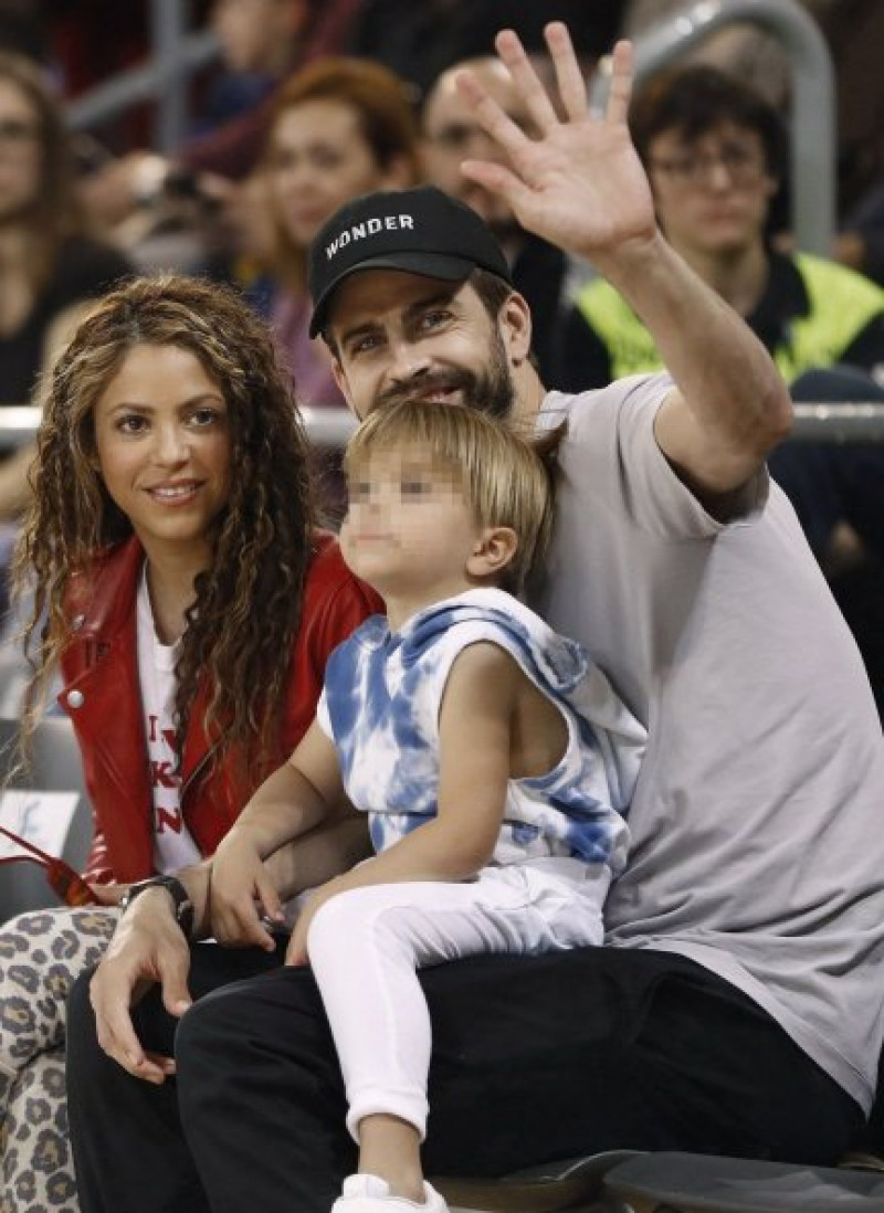 Shakira y Piqué han sido vistos con sus hijos en Barcelona y por separado.