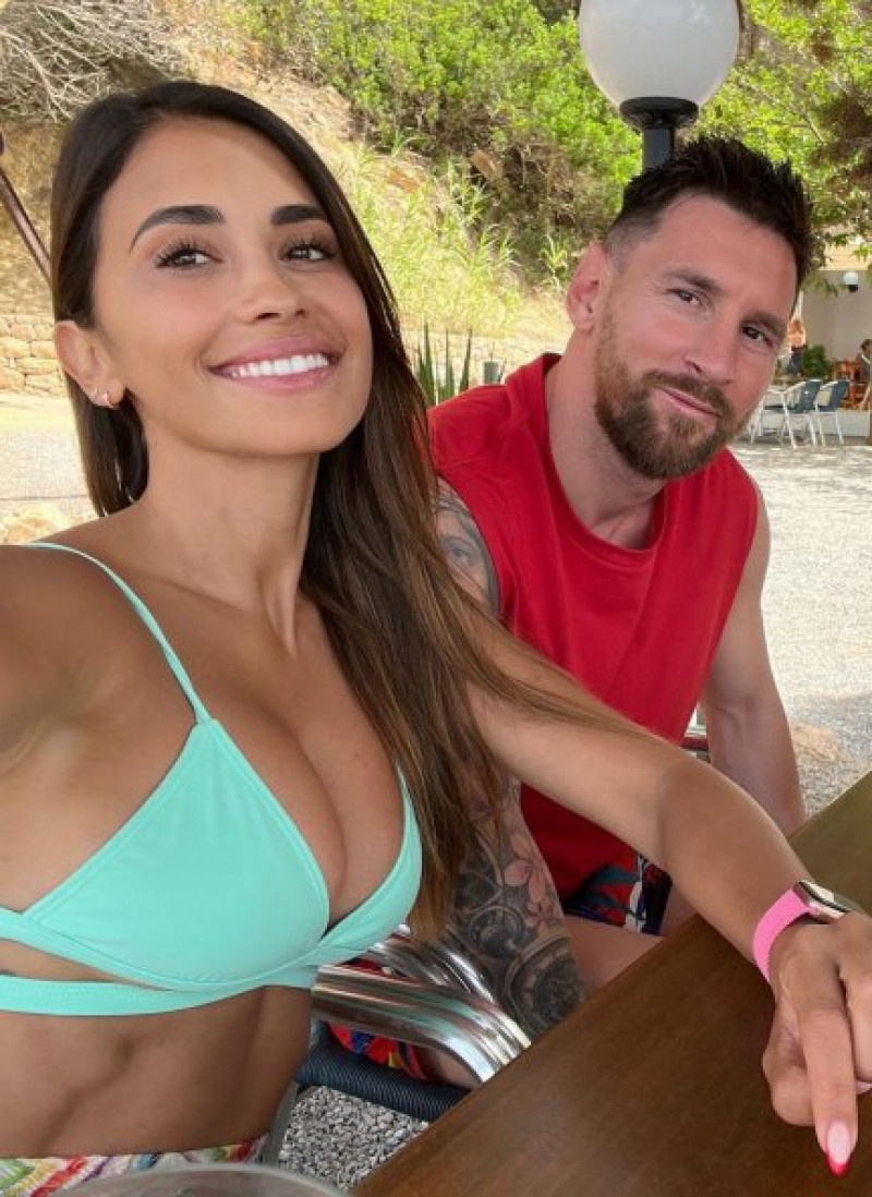 Antonella y Messi presumen de sus vacaciones en Ibiza.
