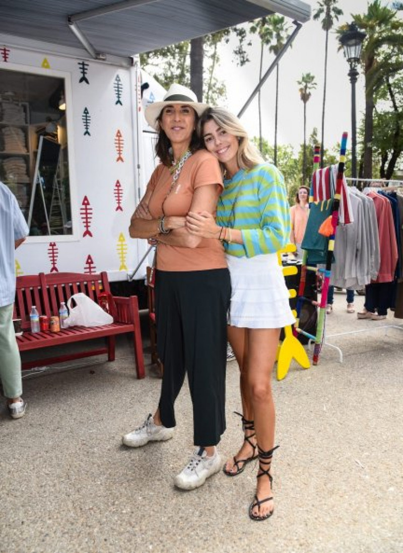 Paz y Anna están encantadas con el éxito de su tienda rodante.