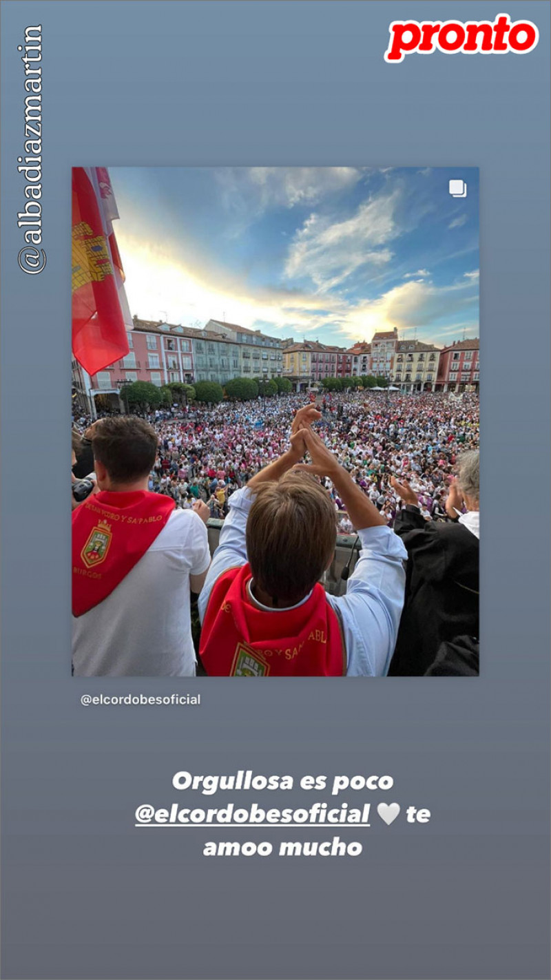 Alba Díaz muestra su cariño a su padre, Manuel Díaz.