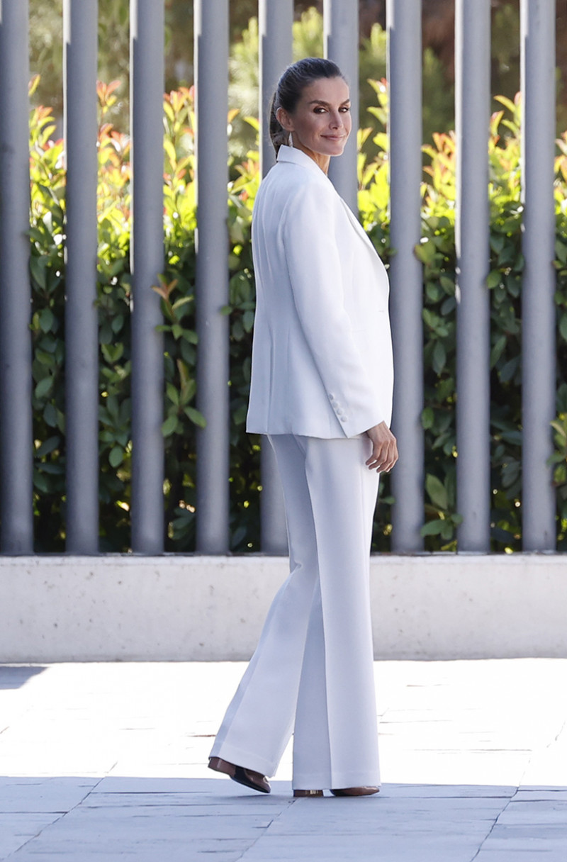 letizia traje chaqueta blanco otan