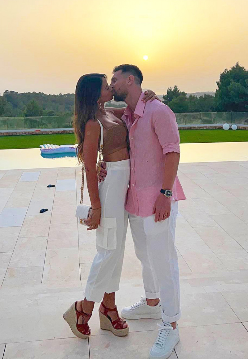 messi antonella beso