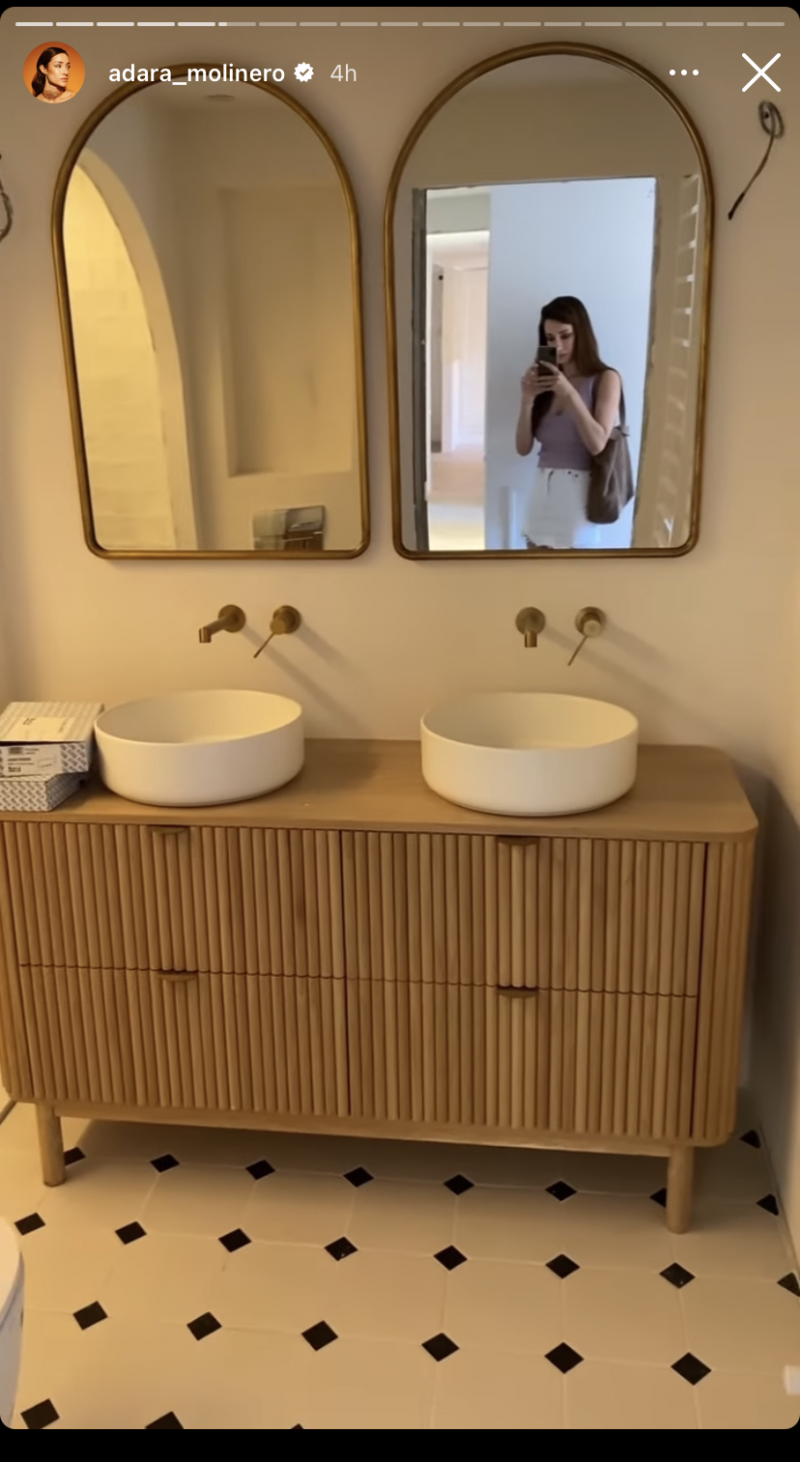 Baño para dos en la nueva casa de Adara Molinero (@adara_molinero).