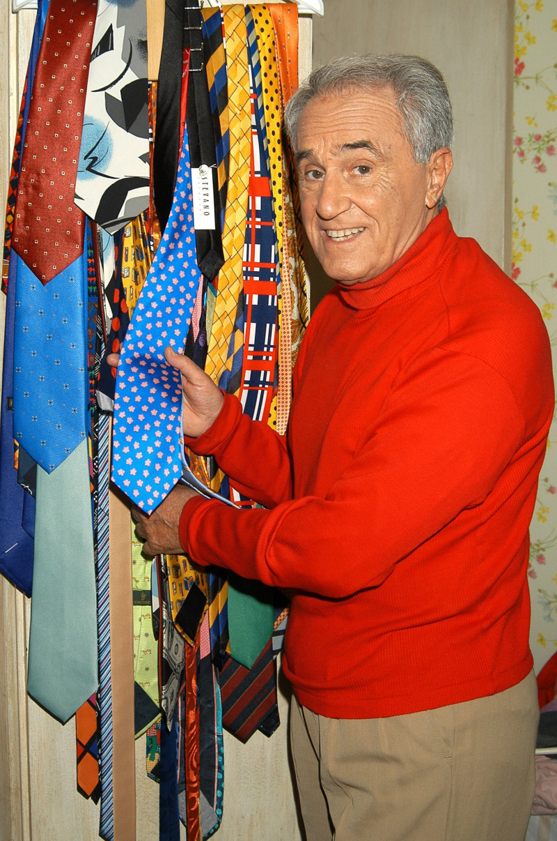 José María Carrascal con su amplia colección de corbatas, un elemento que se convirtió en parte de su identidad