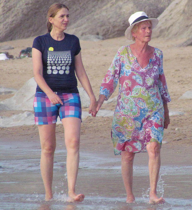 cristina de borbon con su suegra en la playa