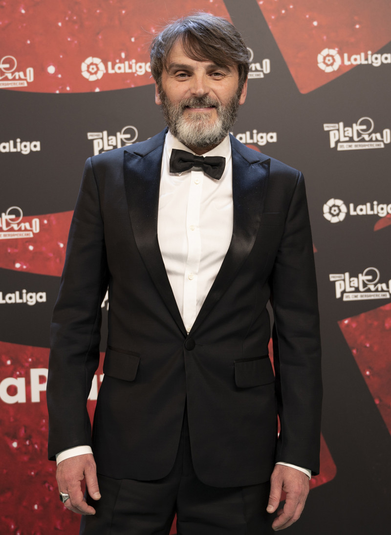 fernando tejero vestido de esmoquin ante un photocall