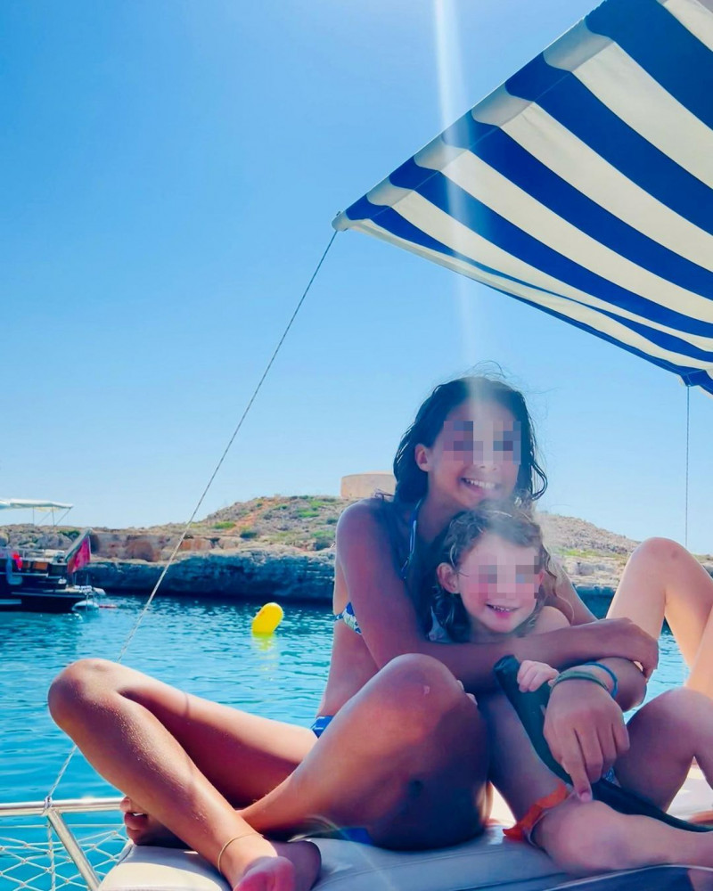 Olivia, la hija de Nuria Roca, posa junto a su prima en Menorca (@nuriarocagranell)