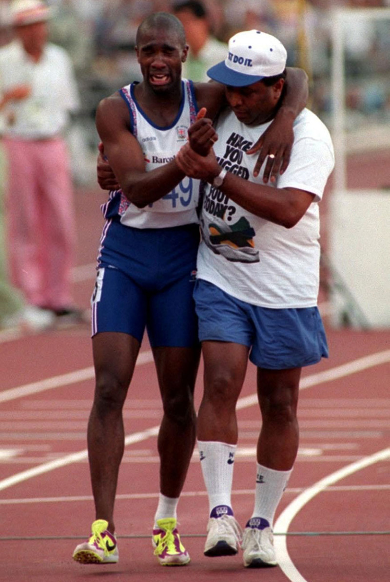 Dereck Redmond acaba carrera lesionado.